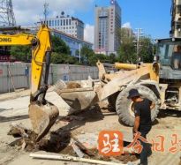 美女光屁屁被男人插的网站高温下的坚守｜道路建设者用汗水铺就畅通路